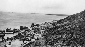 Photograph+taken+by+Lyell+Tatton%2C+Wellington+Battalion%2C+of+troops+and+supplies+coming+ashore+at+Anzac+Cove%2C+circa+25-26+April+1915.+The+hill+in+the+foreground+leads+up+to+Plugges+Plateau.%0A